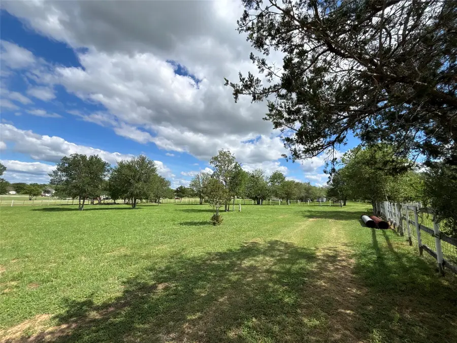 916 Rolling Oaks Dr, Luling, TX 78648 - #3
