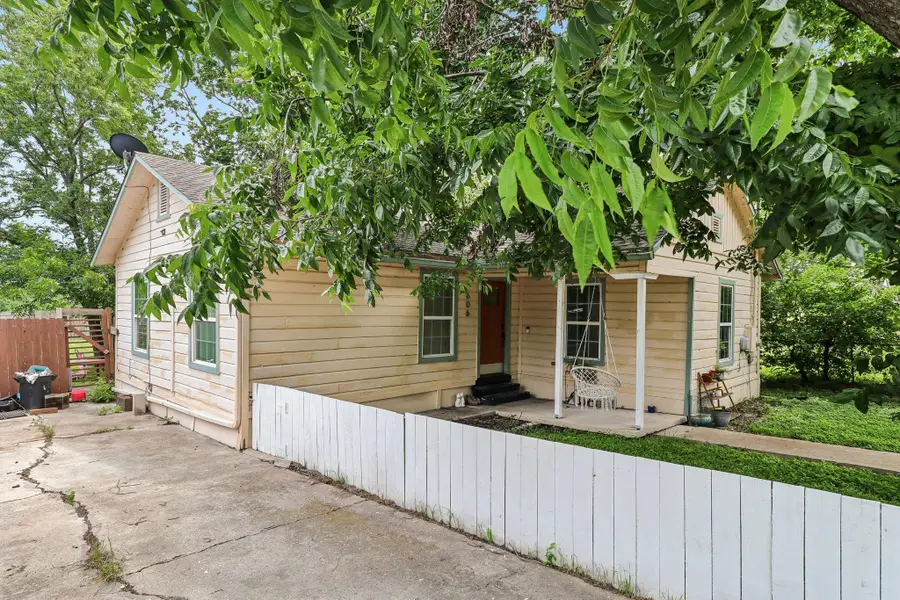 606 E Pecan St, Taylor, TX 76574 - #3