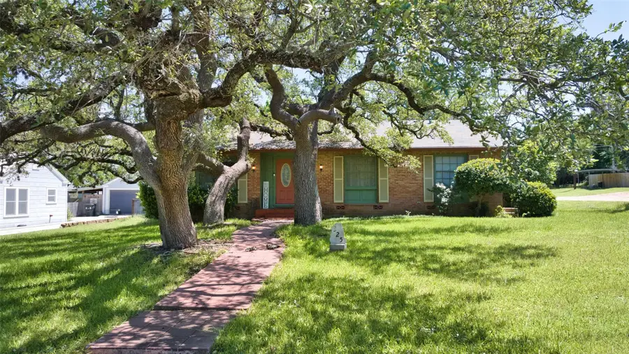 325 E Rainey St, Mason, TX 76856 - #2