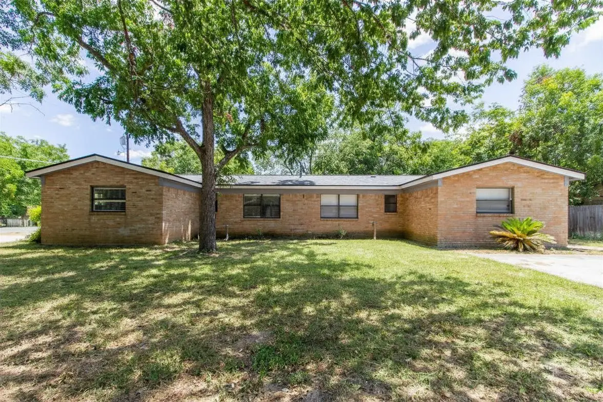 208 Hackberry St, Lockhart, TX 78644 - #1