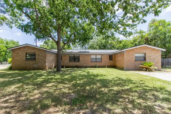 208 Hackberry St, Lockhart, TX 78644
