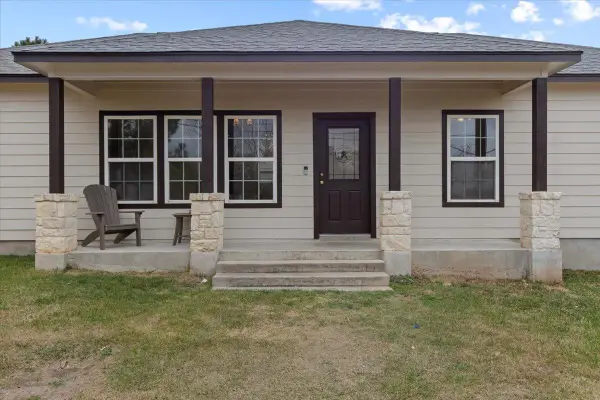 207 Cardinal Loop, Paige, TX 78659