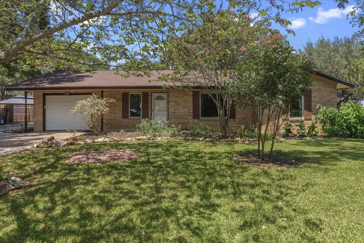 1415 Ne Whitehead St, Smithville, TX 78957 - #1