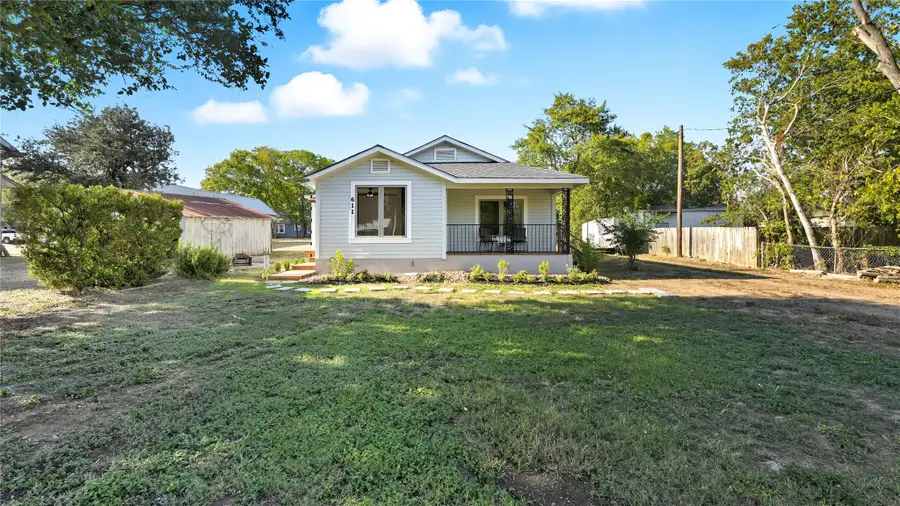 611 Qualls St, Gonzales, TX 78629 - Image #2
