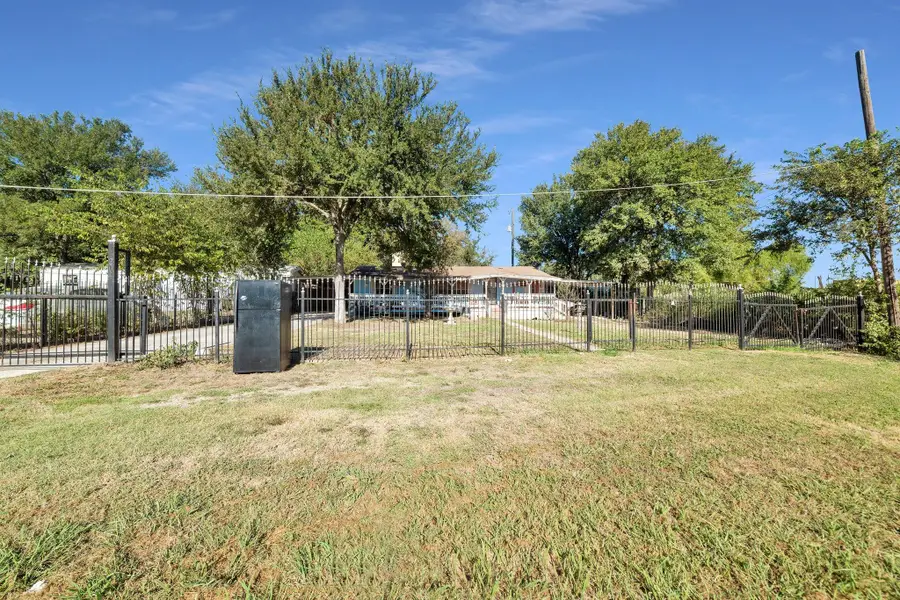 206 Circle Dr, Buda, TX 78610 - #2