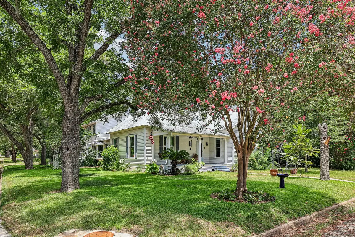 601 Garwood St, Smithville, TX 78957 - #1