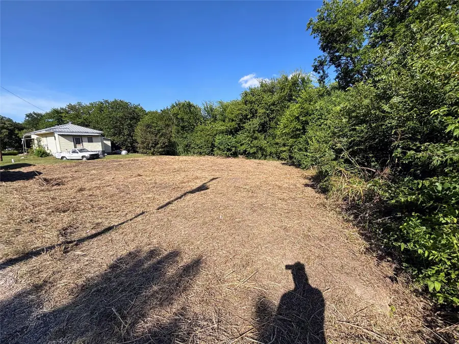 318 N Front St, Holland, TX 76534 - #2