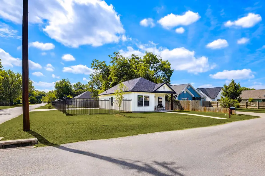 303 Pine Ave, Luling, TX 78648 - #3