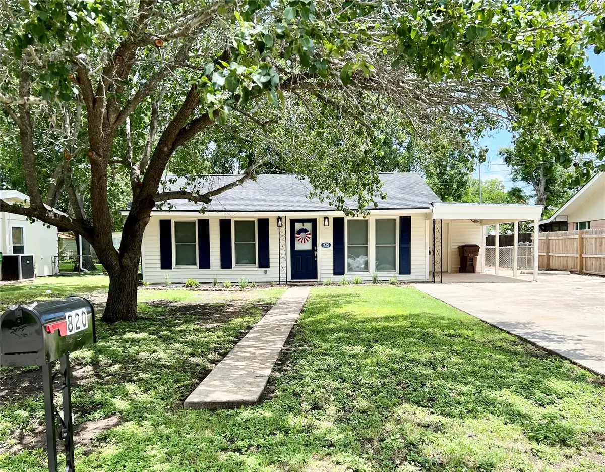 820 W Live Oak St, Lockhart, TX 78644 - #1