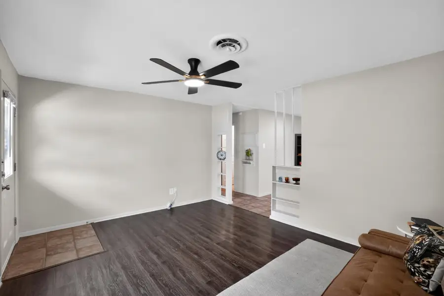 820 W Live Oak St, Lockhart, TX 78644 - #3