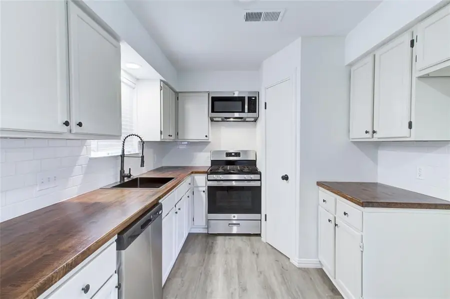 1404 Hillcrest Dr, Taylor, TX 76574 - #3