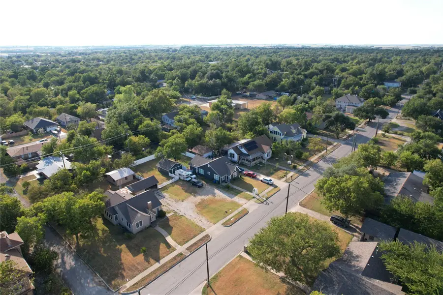 805 Howard St, Taylor, TX 76574 - #2