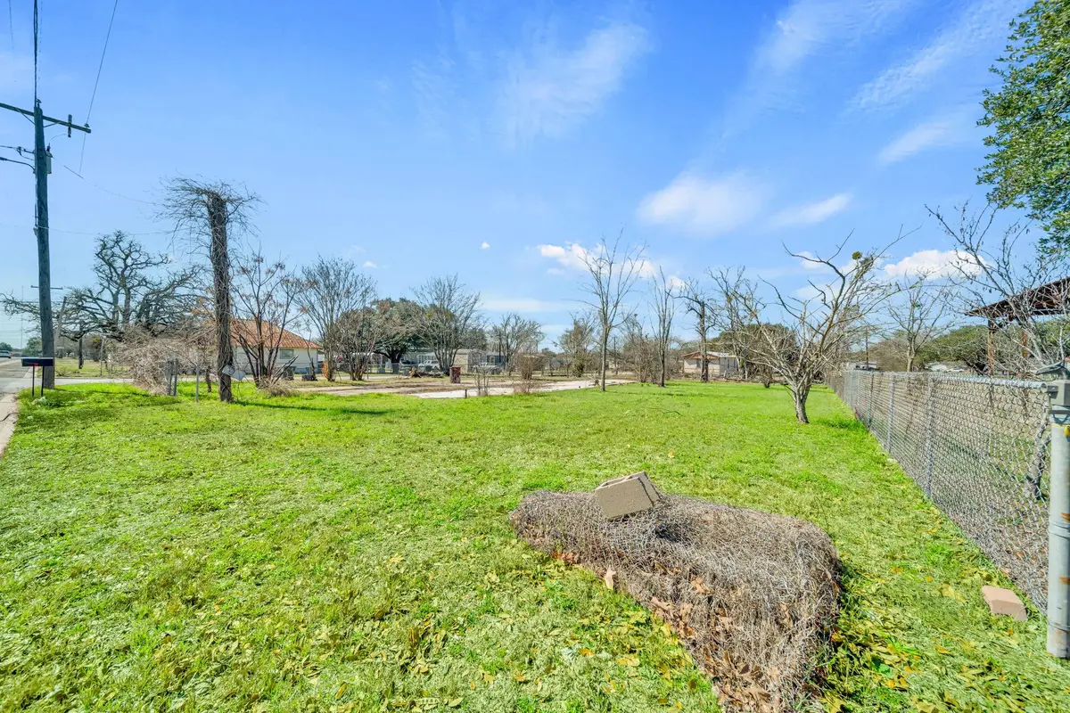 693 S Caldwell St, Giddings, TX 78942 - #1
