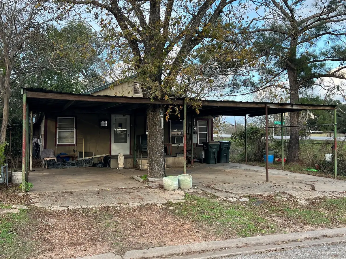109 W Crockett St, Giddings, TX 78942 - #1