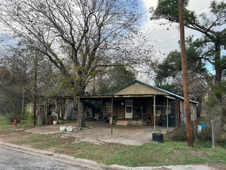 109 W Crockett St, Giddings, TX 78942 - #2