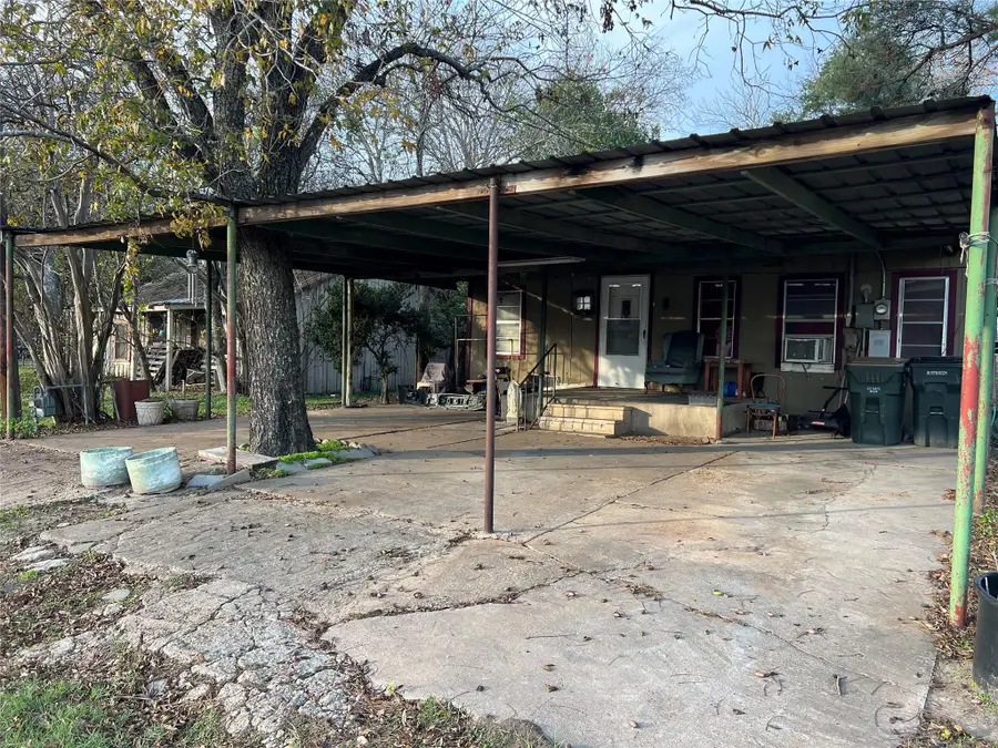 109 W Crockett St, Giddings, TX 78942 - #3