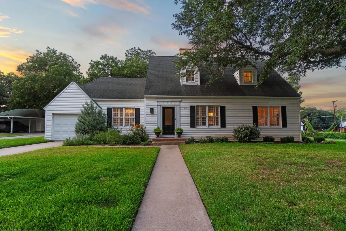 901 Anderson St, Schulenburg, TX 78956 - #1