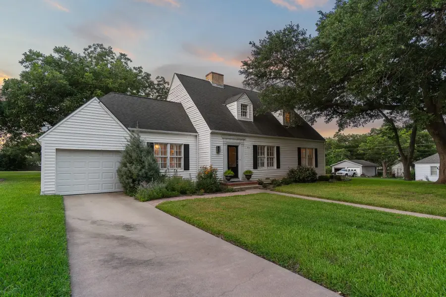 901 Anderson St, Schulenburg, TX 78956 - #2