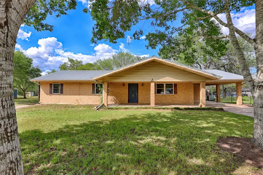 705 S La Grange St, Flatonia, TX 78941 - #2