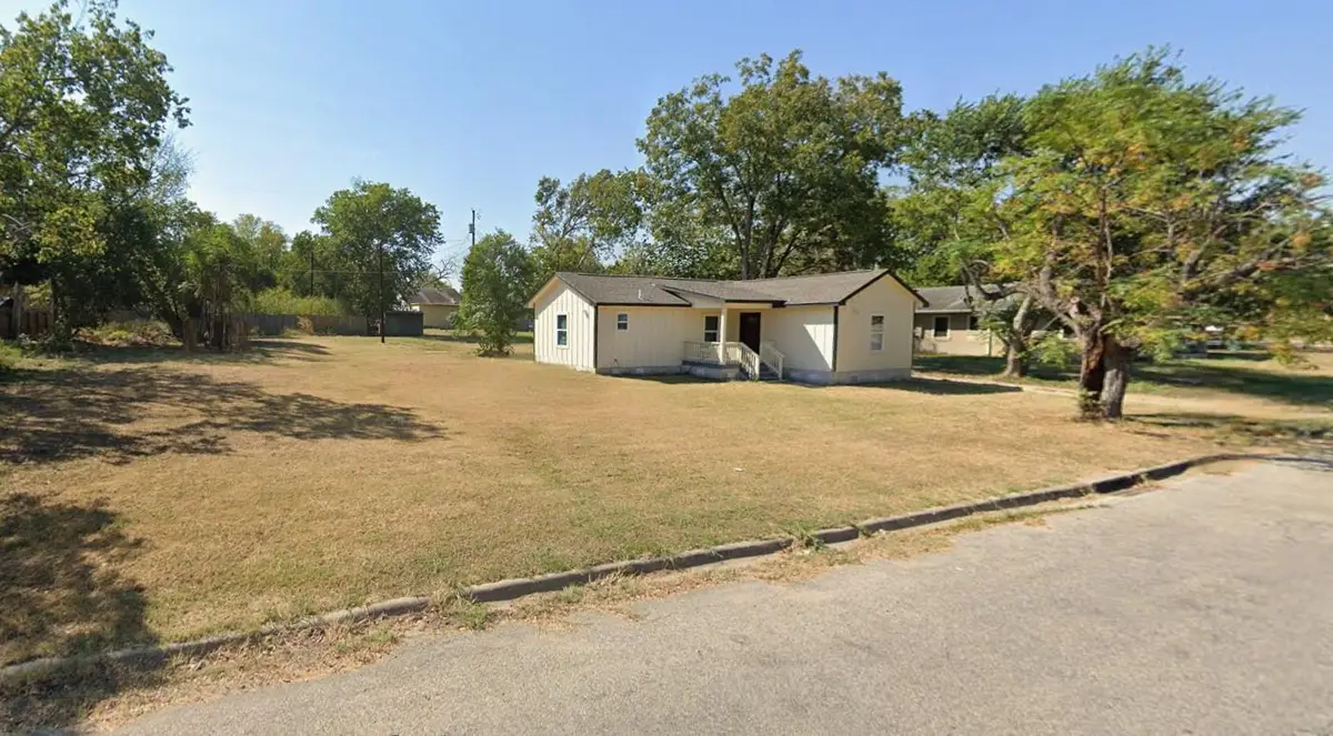 904 E Austin St, Luling, TX 78648 - #1
