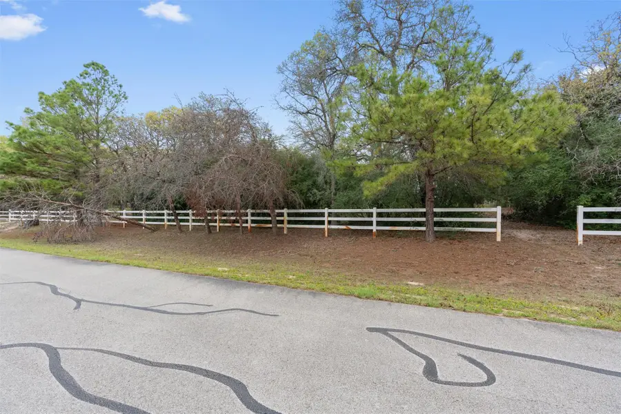 124 Kingwood Dr, Elgin, TX 78621 - #2