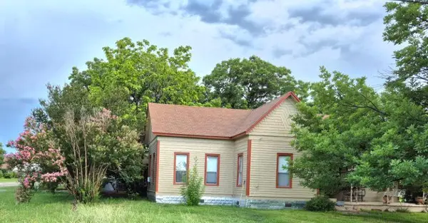 204 W Salty St, Thorndale, TX 76577