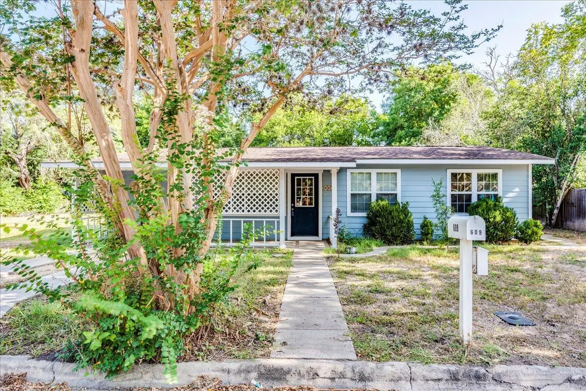 609 Cottonwod St, Lockhart, TX 78644 - #1