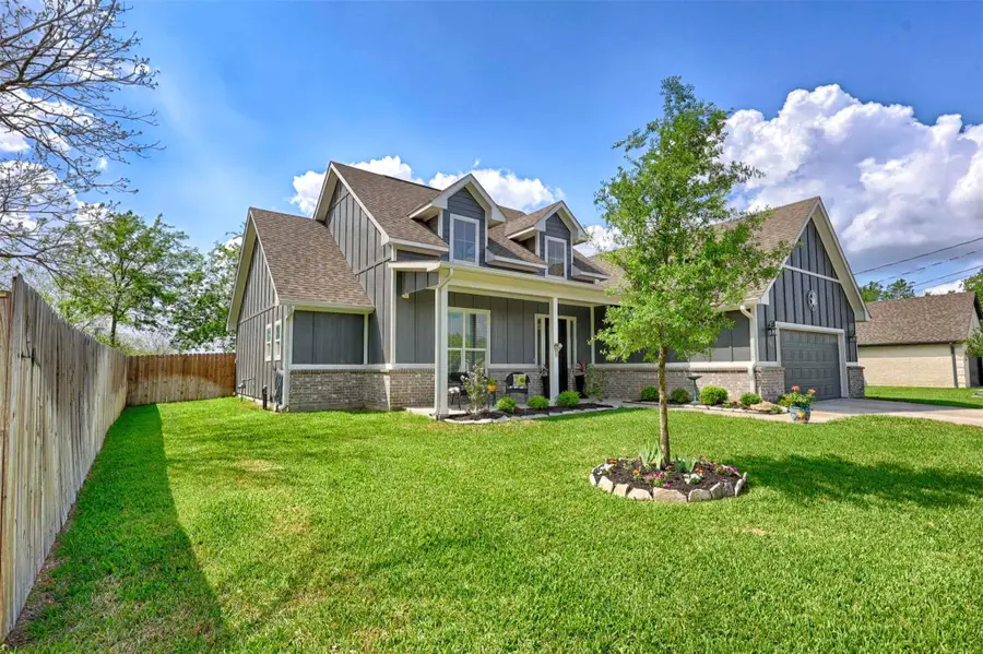 206 E Hinton Rd, Weimar, TX 78962 - #2