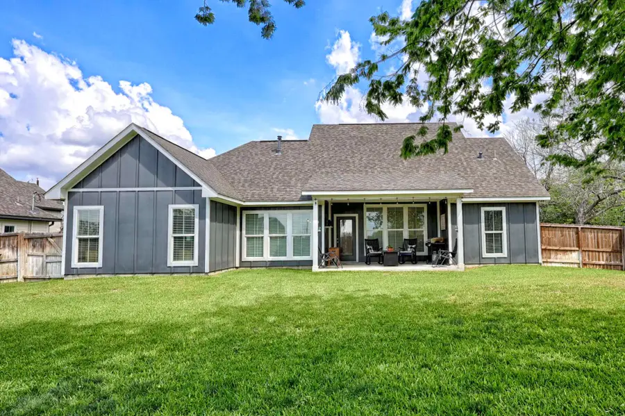 206 E Hinton Rd, Weimar, TX 78962 - #3