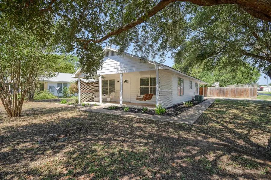 201 Maynard St, Bastrop, TX 78602 - #2
