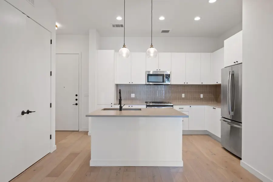 800 Embassy Dr #322, Austin, TX 78702 - Image #2