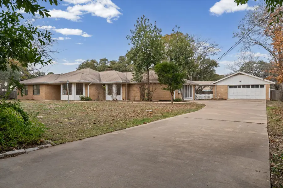 304 Live Oak Dr, Mountain City, TX 78610 - Image #2