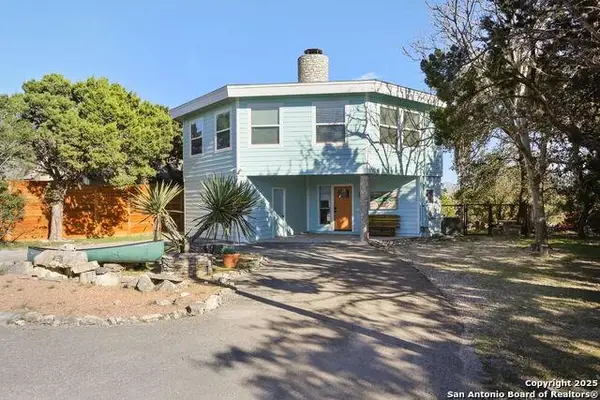 1433 Riviera Dr, Canyon Lake, TX 78133