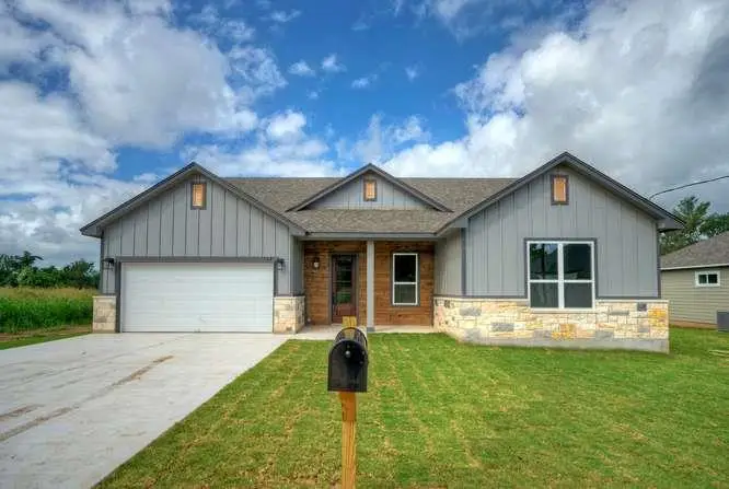 139 Waimanalo Dr, Bastrop, TX 78602 - #1