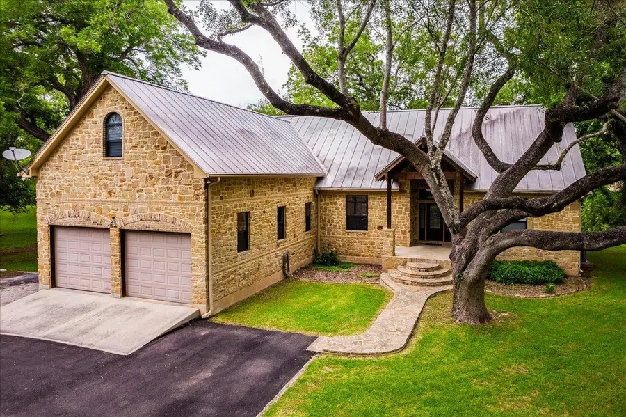 302 Guadalupe River Dr, Seguin, TX 78155 - #2