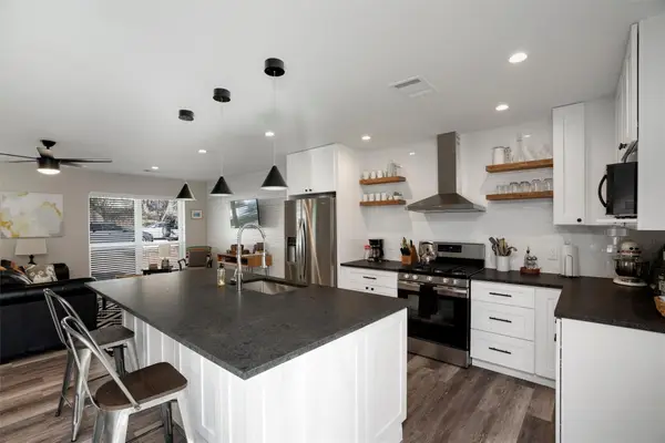 2613 Carnarvon Ln, Austin, TX 78704