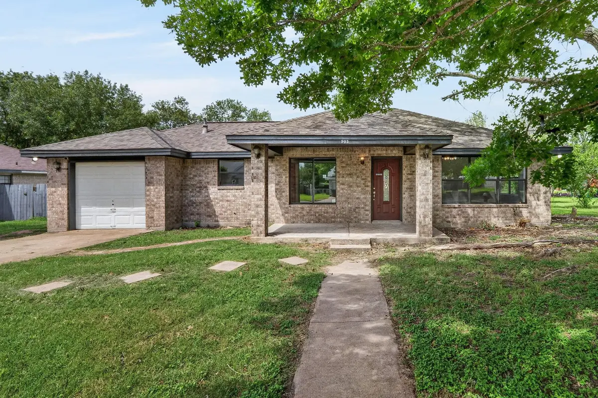 903 Travis St, Lockhart, TX 78644 - #1
