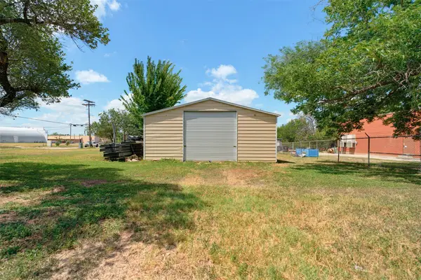 127 E Davilla Ave, Rockdale, TX 76567