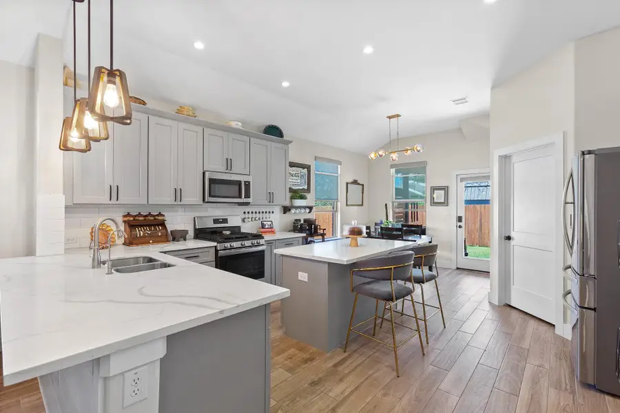 303 W Browning St, Manor, TX 78653 - #2