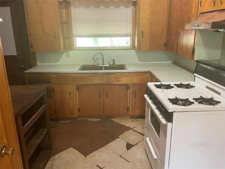 410 Hazel Ave, Rockdale, TX 76567 - #2