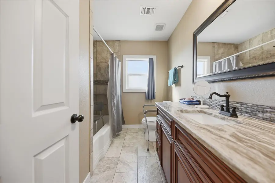 385 S Caldwell St, Giddings, TX 78942 - #2