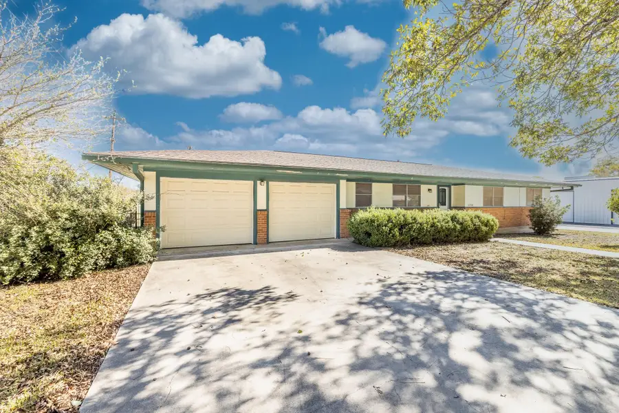 1724 Hickston St, Gonzales, TX 78629 - Image #2