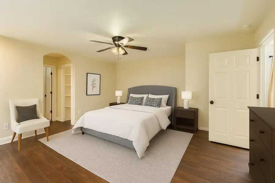 304 S Main St, Elgin, TX 78621 - Image #3