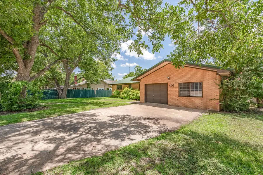409 W Buffalo St, Caldwell, TX 77836 - #3