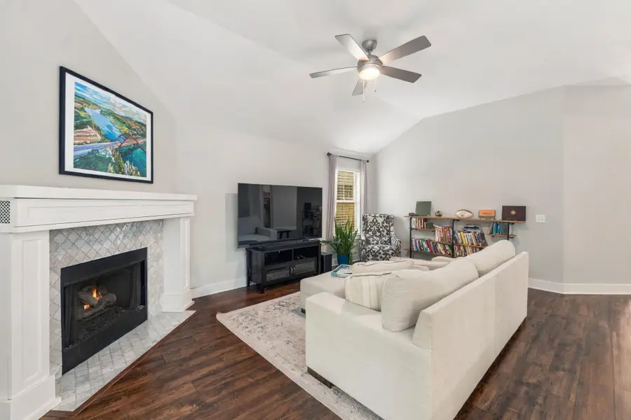 512 W Croslin St, Austin, TX 78752 - #3