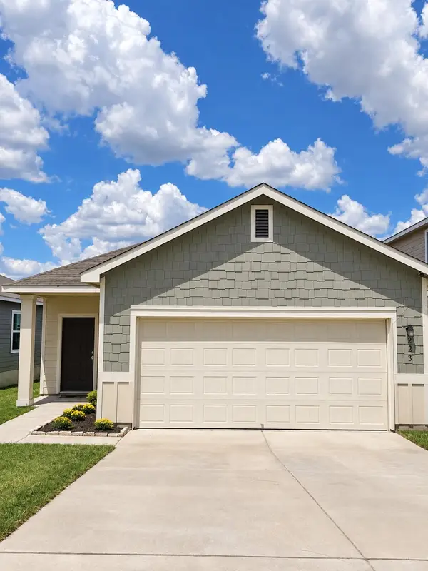 225 Comancheros Rd, Jarrell, TX 76537