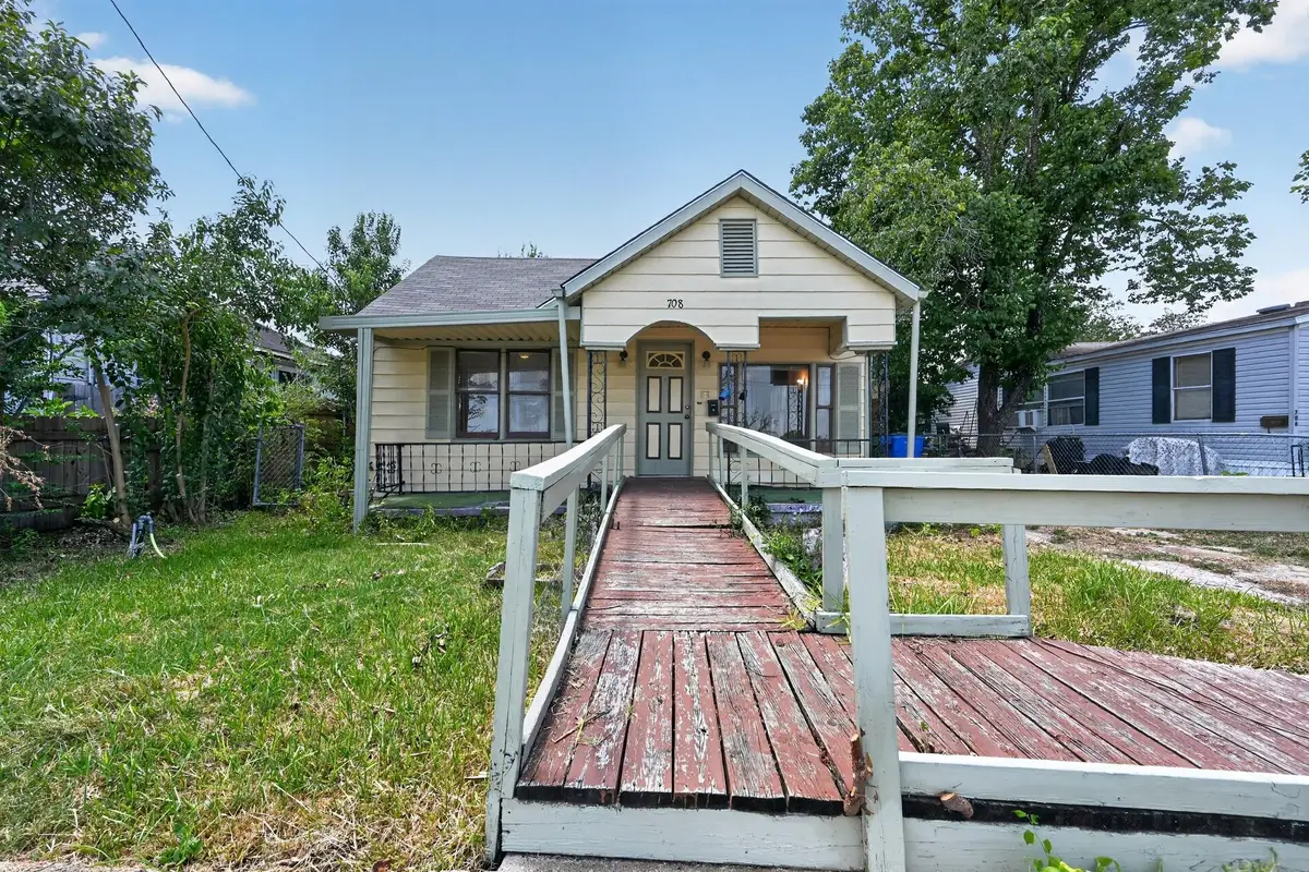708 Booth St, Taylor, TX 76574 - #1