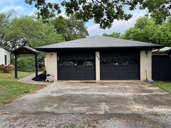 104 Bluebird Ln, Highland Haven, TX 78654