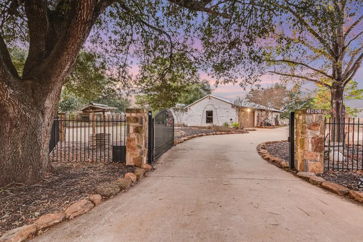 1005 Colorado St, Smithville, TX 78957 - #1