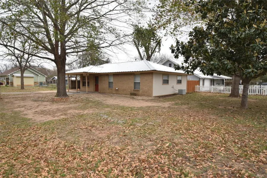 608 Wilkes St, Smithville, TX 78957 - #2